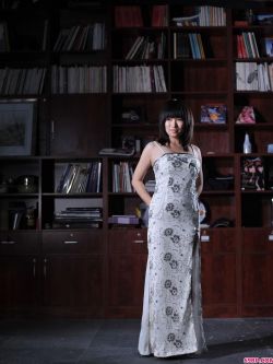 裸模蓝雅琦藏书室内的旗袍人体,国模GOGO肉体艺术图片
